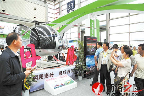 丹鳳展館，一架AF1-3小型直升機(jī)吸引大量客商駐足觀看詢問，現(xiàn)場登機(jī)體驗。