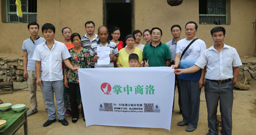 本報(bào)組織愛心人士向救人英雄獻(xiàn)愛心