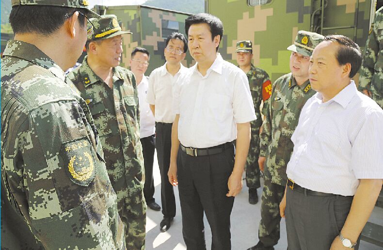 莊長(zhǎng)興在慰問(wèn)山搶險(xiǎn)救援武警官兵時(shí)強(qiáng)調(diào)救人第一   生命至上