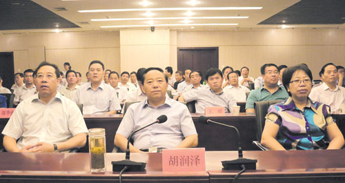 商洛市干部群眾集中收聽收看紀(jì)念中國人民抗日戰(zhàn)爭暨世界反法西斯戰(zhàn)爭勝利70周年大會實況