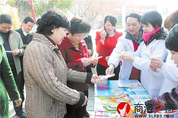 市委常委、宣傳部部長(zhǎng)劉淑慧，市委常委、組織部部長(zhǎng)劉榮賢參加市直機(jī)關(guān)黨員干部志愿服務(wù)活動(dòng)