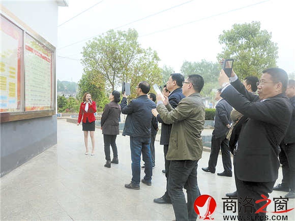 參觀過(guò)程中，遇到黨建方面好的做法、舉措時(shí)，代表們紛紛拿出手機(jī)拍照，十分認(rèn)真。(記者 肖云 攝)