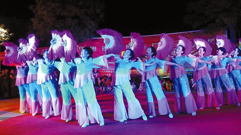 首屆網(wǎng)絡(luò)廣場(chǎng)舞大賽在江南小區(qū)廣場(chǎng)舉行