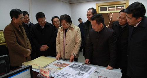 陳俊來(lái)商洛日?qǐng)?bào)社慰問(wèn)堅(jiān)守工作崗位職工