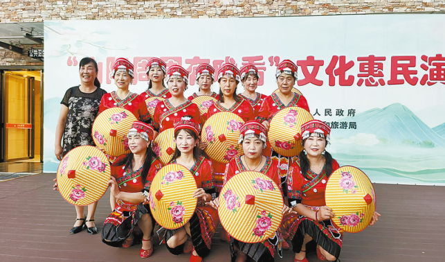 一名黨員和一個(gè)鄉(xiāng)村藝術(shù)團(tuán)