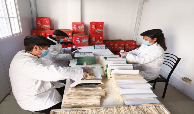 能人帶動    絲絲掛面曬出幸福味道