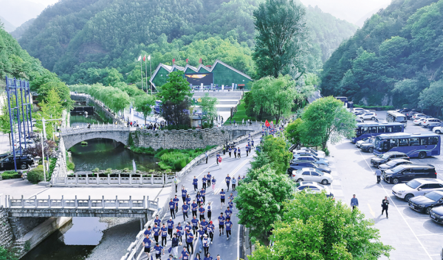 揚帆破浪勇向前