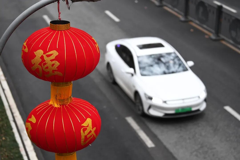 2月9日，寶山南路上已掛上喜氣洋洋的大紅燈籠，節(jié)日氛圍濃厚。