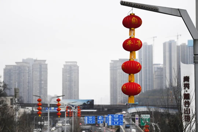 2月9日，花冠路燈桿上懸掛的大紅燈籠格外醒目。