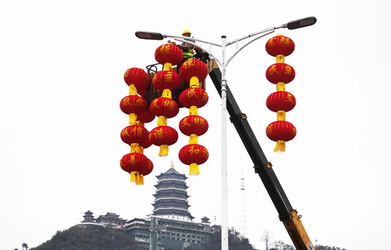 2月9日，工人在湯巴關路掛大紅燈籠。