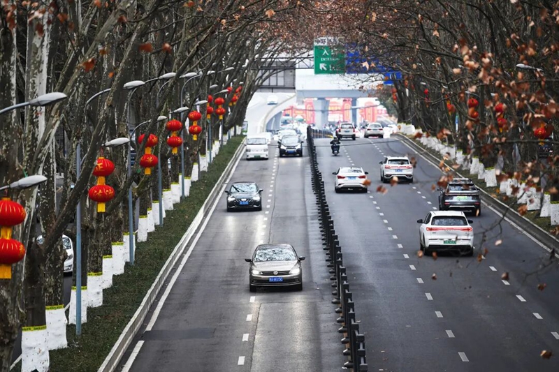 2月9日，寶山南路上已掛上喜氣洋洋的大紅燈籠，節(jié)日氛圍濃厚。