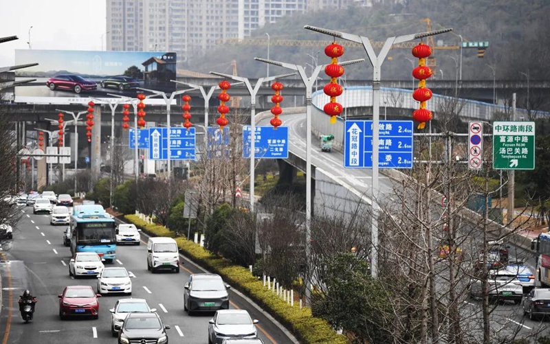 2月9日，花冠路燈桿上懸掛的大紅燈籠格外醒目。