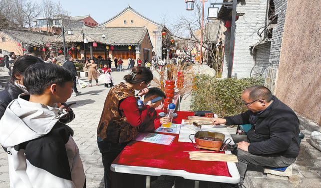 非遺糖畫“甜蜜”出攤，棣花景區(qū)年味正濃