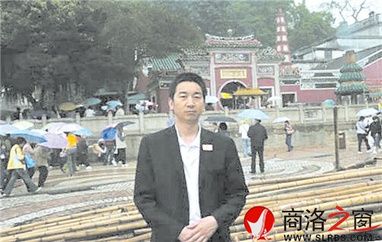 陳志民，網(wǎng)名草衣木食，1968年生于丹鳳，曾在軍中多年，現(xiàn)任北京某勘察公司董事。