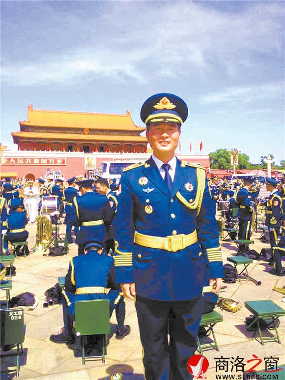 閱兵結(jié)束后，陳沖趕緊讓戰(zhàn)友為自己拍照留念，把這一激動(dòng)時(shí)刻永遠(yuǎn)定格。