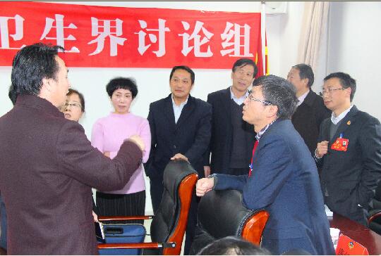 2月5日下午，市政協(xié)四屆一次會議科技、體育、醫(yī)療衛(wèi)生界委員在小組討論休息時間，還在熱烈討論提案修改的幾個細節(jié)問題。
