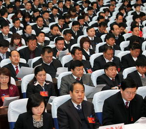 人大代表、政協(xié)委員認(rèn)真聽取市人大常委會(huì)工作報(bào)告和兩院工作報(bào)告