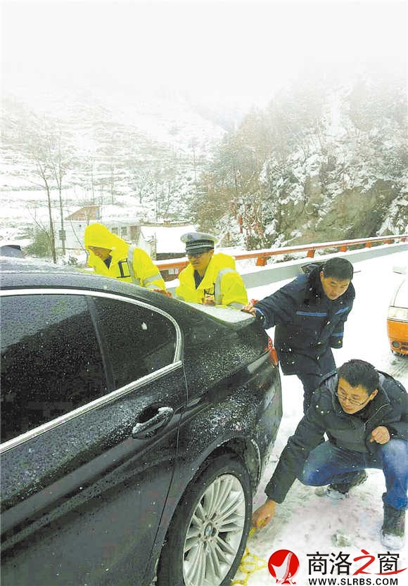 下雪天，是高速民警最辛苦的時候。