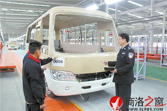 入冬以來，安建明多次深入園區(qū)企業(yè)進行安全檢查，確保企業(yè)生產安全。