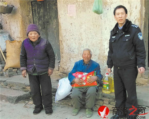 困難群眾是彭江濤的&ldquo;親人&rdquo;，逢年過節(jié)彭江濤總要上門慰問并給他們送些生活必需品。