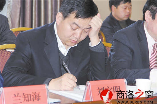代表認(rèn)真研讀政府工作報告，反復(fù)推敲發(fā)言稿。        （記者 李 亮 攝）