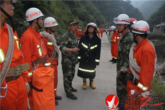 夜幕降臨，參與救援的武警戰(zhàn)士仍在接受任務。