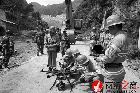 準(zhǔn)備起飛無人機(jī)，空中監(jiān)測地質(zhì)隱患點