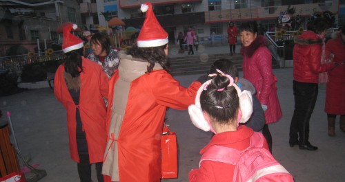 洛南縣幼兒園組織圣誕節(jié)送禮活動