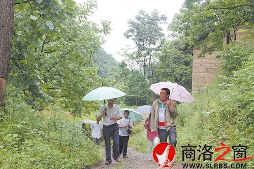 計(jì)生局黨員干部冒雨調(diào)研包扶村產(chǎn)業(yè)發(fā)展