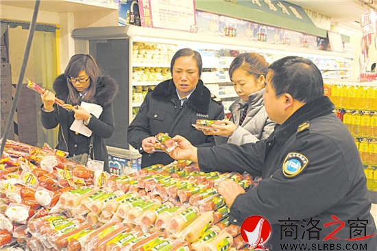 市食品藥品監(jiān)督管理局副局長、市食品藥品監(jiān)察支隊隊長趙宏俠帶隊在超市檢查食品安全。