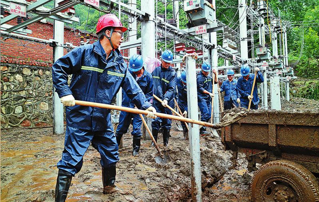 國網商洛供電公司變電檢修中心共產黨員突擊隊在洛南災區(qū)開展搶修作業(yè)