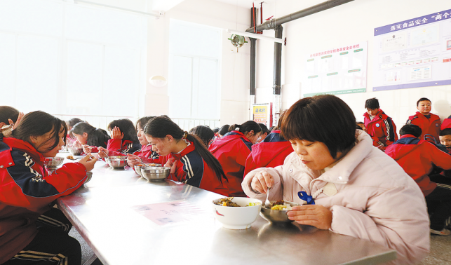 陽光校餐，守護學(xué)生“舌尖上的幸福”