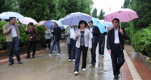 副縣長郭菊賢冒雨檢查城鄉(xiāng)學(xué)校災(zāi)情