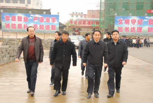 李選良來丹鳳中學(xué)檢查指導(dǎo)學(xué)校創(chuàng)衛(wèi)工作