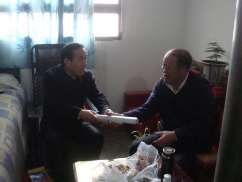 縣委書記李選良在春節(jié)前夕慰問離退休老干部