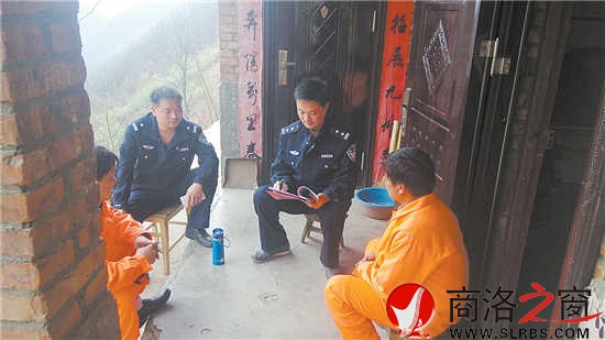 汪義軍在小嶺鎮(zhèn)陜銀礦民爆庫房與工作人員了解情況，進(jìn)行安全檢查。