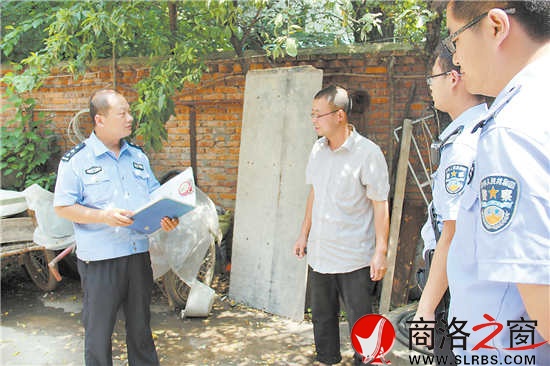 處理家庭、鄰里之間的矛盾糾紛成為薛向珺(左一)日常工作的重要內(nèi)容。