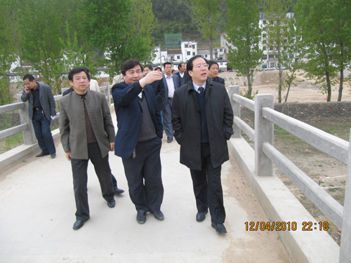 縣長陸邦柱深入金絲峽旅游產(chǎn)業(yè)示范區(qū)項目建設工地研究解決園區(qū)建設問題.jpg