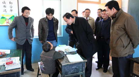 檢查礦山工作，看望醫(yī)護(hù)人員——張盈安入月河鄉(xiāng)視察