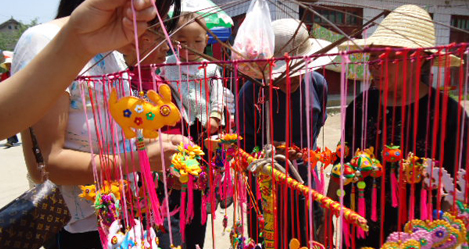 端午臨近景村集市節(jié)味濃