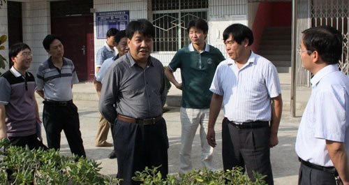 璩澤濤深入社區(qū)檢查“三有一化”工作