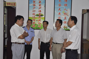 張盈安璩澤濤深入縣醫(yī)調(diào)委檢查工作