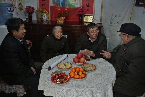 洛南副縣長(zhǎng)王宇鵬慰問困難群眾、黨員、烈士家屬和勞模