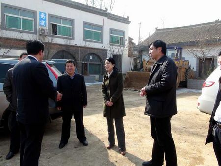吳愛武看望慰問(wèn)過(guò)境公路拆遷戶和工程建設(shè)處監(jiān)理處工作人員