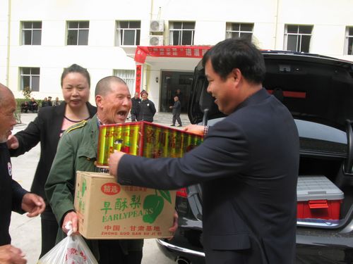 鎮(zhèn)安：從窮小子到愛(ài)心企業(yè)家