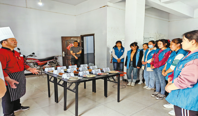 開展技能培訓 解決就業(yè)難題