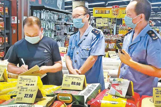 商南縣市場監(jiān)督管理局指導(dǎo)生活物資保障企業(yè)、應(yīng)急藥品保供藥店價格自律