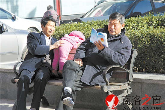 休閑的市民在公園里學(xué)法