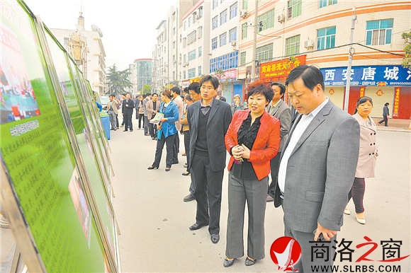 商南把陽(yáng)光信訪的流程制成展板，巡回全縣進(jìn)行宣傳。