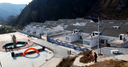洛南縣石坡鎮(zhèn)龍頭移民新村建設(shè)完工
